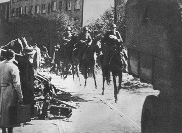 Polscy żołnierze na&nbsp;ulicy Zamoyskiego w&nbsp;Warszawie we&nbsp;wrześniu 1939 roku