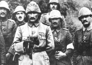 Mustafa Kemal w&nbsp;1915 roku pod&nbsp;Gallipoli.
