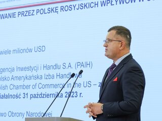 Szef Służby Kontrwywiadu Wojskowego gen. Jarosław Str&oacute;żyk przedstawia raport z&nbsp;prac komisji do&nbsp;spraw badania wpływ&oacute;w rosyjskich i&nbsp;białoruskich