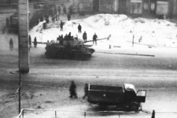 Sowieccy żołnierze w centrum Gniezna na zdjęciu Juliana Śmieleckiego. 23 stycznia 1945 r.