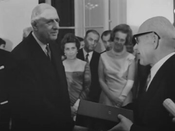 Charles de Gaulle w&nbsp;czasie wizyty w&nbsp;Polsce, 1967 rok. Na&nbsp;zdjęciu wita się z&nbsp;Władysławem Gomułką