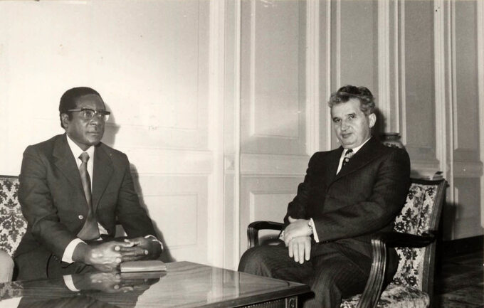 Robert Mugabe, ówczesny przewodniczący ZANU, podczas spotkania z prezydentem Rumunii Nicolae Ceauşescu. 1976 r.