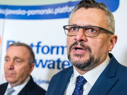 Miniatura: Politycy KO murem za Lenzem. "Mijają się z...