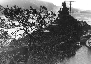 Pancernik Tirpitz zakamuflowany w&nbsp;norweskim fiordzie