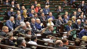 Miniatura: Silna pozycja PiS, cztery partie w Sejmie