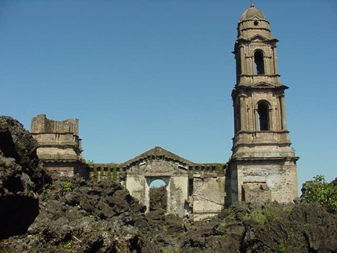 Kościół zalany przez lawę z wulkanu Paricutin, Meksyk