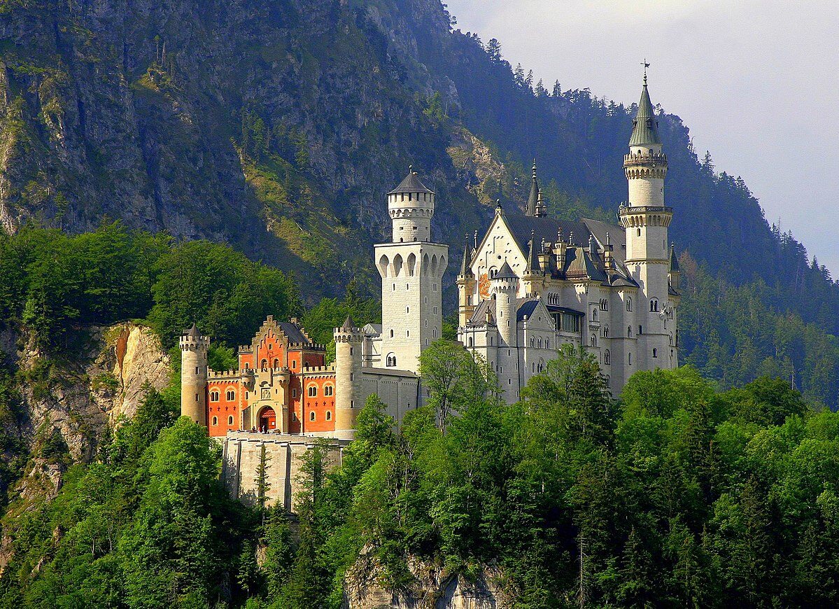 Zamek niczym z bajki, znajduje się w Bawarii. Jest to: