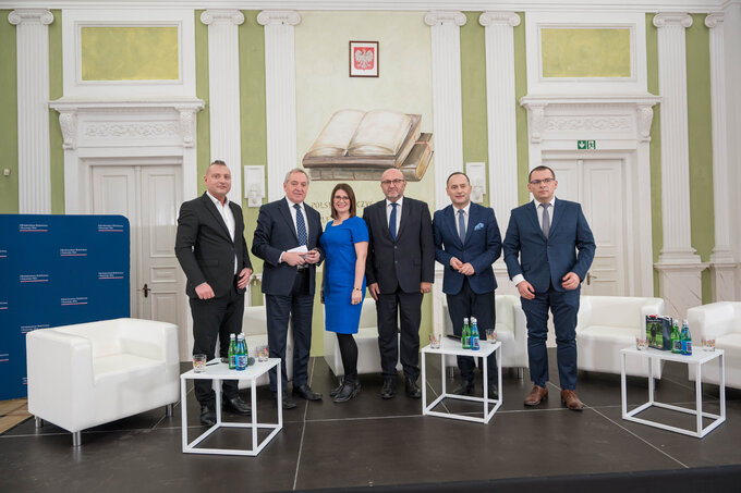 od lewej: Karol Wasilewski, dziennikarz ekonomiczny, Henryk Kowalczyk, Wiceprezes Rady Ministrów, Magdalena Szabłowska, Dyrektor Wydziału Handlu Zagranicznego Grupy Mlekovita, Andrzej Gantner, Dyrektor Generalny Polskiej Federacji Producentów Żywności Zwi