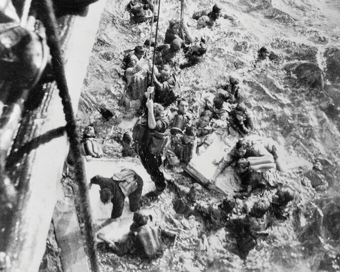 HMS Dorsetshire ratuje rozbitków z "Bismarcka"
