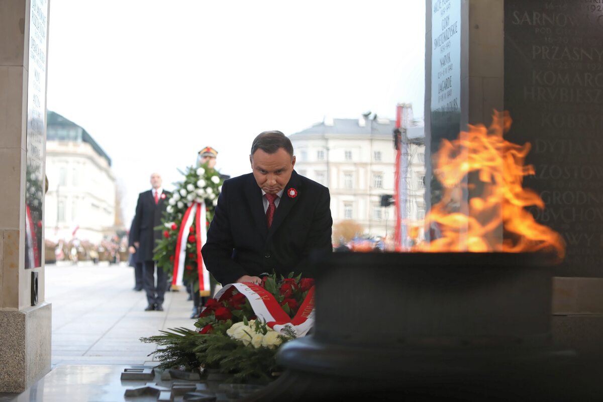 Prezydent Rzeczypospolitej Polskiej Andrzej Duda składa kwiaty, 11 bm. przed Grobem Nieznanego Żołnierza w Warszawie z okazji obchodów Narodowego Święta Niepodległości. 