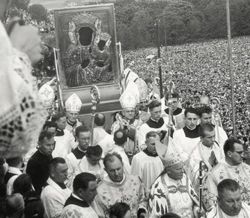 Cudowny Obraz Matki Boskiej Częstochowskiej wyniesiony na&nbsp;Wały Jasnog&oacute;rskie, 26 sierpnia 1956 rok
