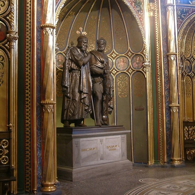 Posąg Mieszka I i Bolesława Chrobrego w Złotej Kaplicy w katedrze w Gnieźnie