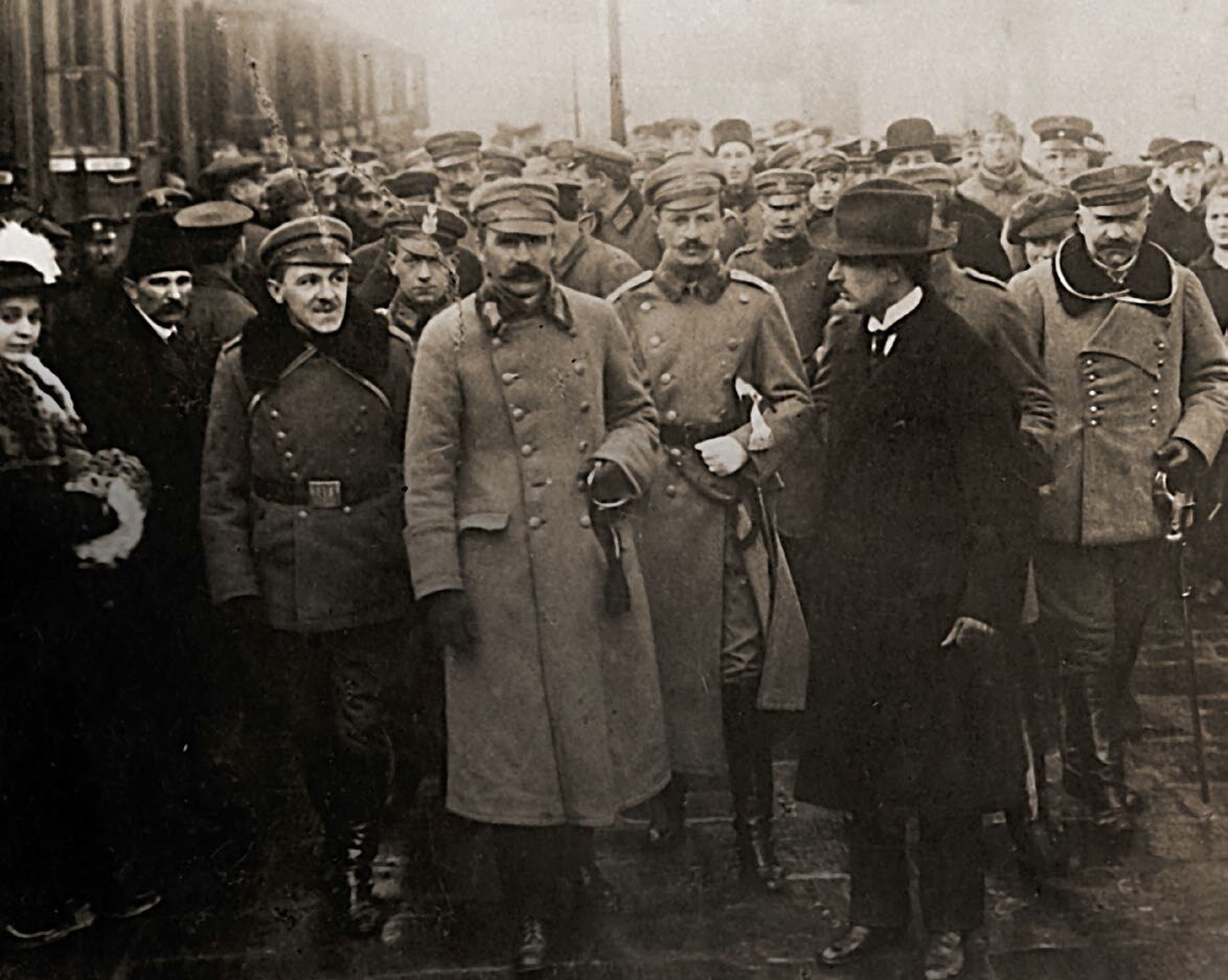 Którego dnia Józef Piłsudski powrócił do Polski po uwolnieniu przez Niemców?