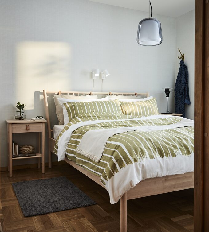 Sypialnia zielona z drewnem
