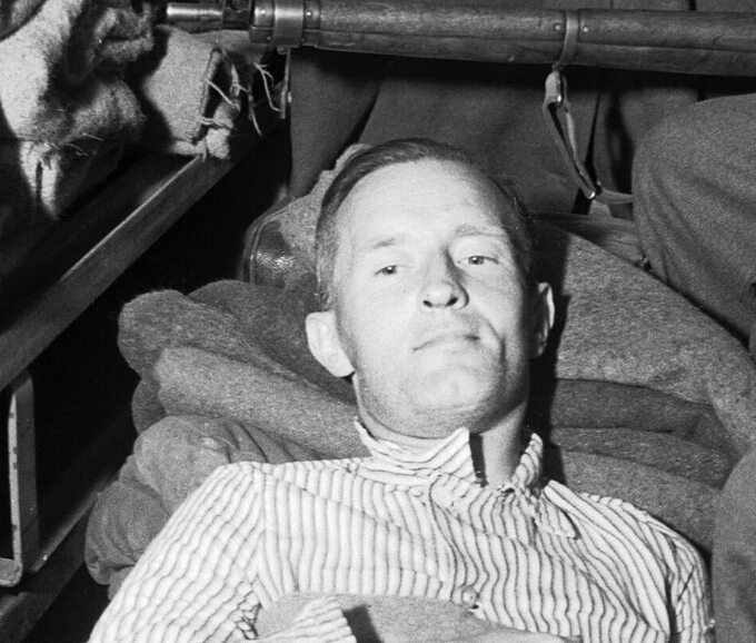William Joyce przewożony pod strażą do szpitala wkrótce po jego ujęciu przez brytyjską armię (maj 1945)