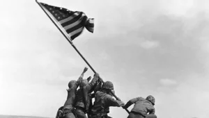 Miniatura: Dwie flagi z Iwo Jimy