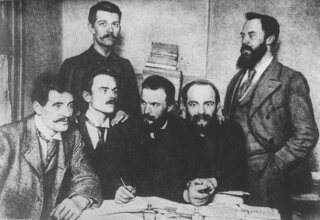 Delegaci PPS na kongres II Międzynarodówki. Londyn 1896. Siedzą od lewej: Ignacy Mościcki, Bolesław Jędrzejowski, Józef Piłsudski, Aleksander Dębski. Stoją: Bolesław Miklaszewski, Witold Jodko-Narkiewicz