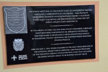 Holisz&oacute;w, tablica pamięci wyzwolenia obozu przez Brygadę Świętokrzyską