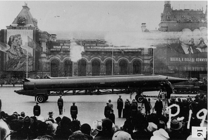 Fotografia unei rachete balistice cu rază intermediară făcută de CIA în Piața Roșie din Moscova