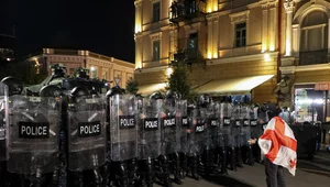 Miniatura: Zamieszki w Tbilisi. Protestujący...