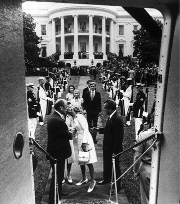 Richard Nixon opuszcza Biały Dom po&nbsp;swojej rezygnacji, sierpień 1974