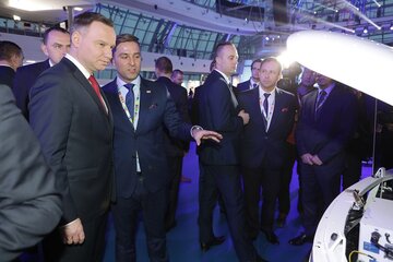 Kongres 590. Prezydent Andrzej Duda na stoisku Ursusa 