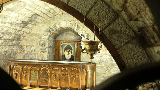 Grób świętego Charbela Makhloufa w Annaja