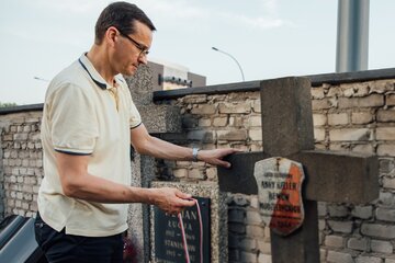 Premier Mateusz Morawiecki z harcerzami na grobach Powstańców Warszawskich 
