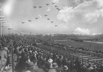 Rewia wojskowa na Polu Mokotowskim. 