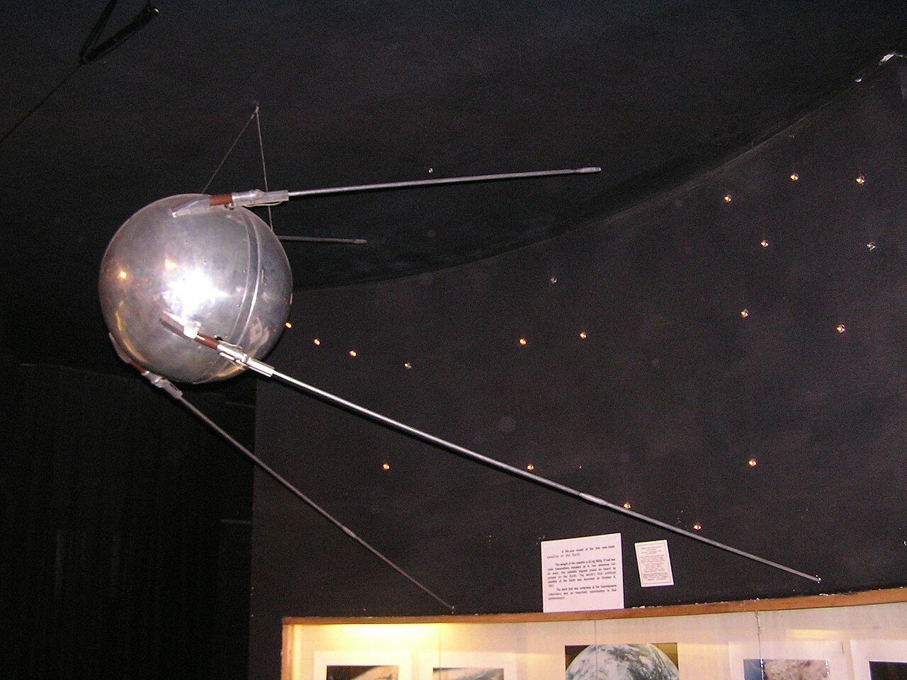 W którym roku Sowieci wystrzelili w kosmos pierwszego satelitę (Sputnik)?
