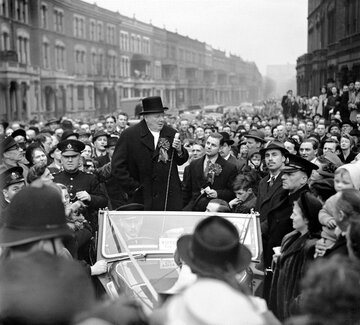 Winston Churchill przemawia do&nbsp;tłumu, 1949 rok