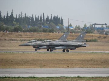 Samoloty F-16 w&nbsp;bazie lotniczej NATO, zdjęcie ilustracyjne