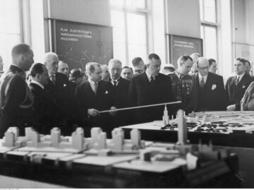 Architekt Juliusz Nag&oacute;rski prezentuje sw&oacute;j projekt "nowej" Warszawy. Na&nbsp;drugim planie widać gmach podobny do&nbsp;Pałacu Kultury i&nbsp;Nauki. Zdjęcie wykonano w&nbsp;1936 roku