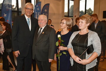 Lech Wałęsa (2L) z żoną Danutą (2P) i aktor Wiktor Zborowski (L) 