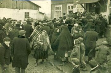 Mieszkańcy wsi przed lokalem wyborczym, 19 stycznia 1947&nbsp;r. (IPN BU 024/116)