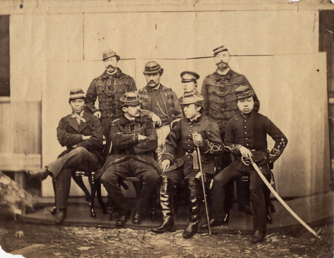 Japończycy i ich francuscy doradcy wojskowi na Hokkaido, ok. 1869 rok