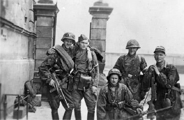 Grupa żołnierzy Kolegium "A" Kedywu podczas Powstania Warszawskiego. 11 sierpnia 1944&nbsp;r.  Źr&oacute;dło: Tadeusz Sumiński , ed. (1959) "Pamiętniki żołnierzy baonu "Zośka". Powstanie Warszawskie"