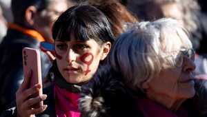 Włochy: Tłum zniszczył siedzibę organizacji pro-life