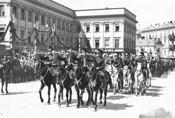 Defilada policji konnej przed Pałacem Saskim 