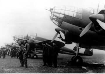 Załogi samolot&oacute;w PZL-37 "Łoś" z&nbsp;210 Dywizjonu Bombowego przy maszynach. Rok 1939