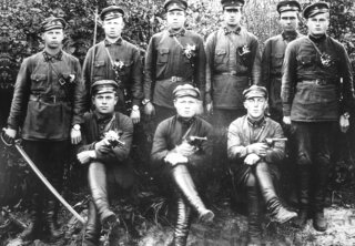 Ekipa egzekutorów NKWD w Dowbyszu. Noszone przez nich zegarki są nagrodą za gorliwe spełnianieroli katów