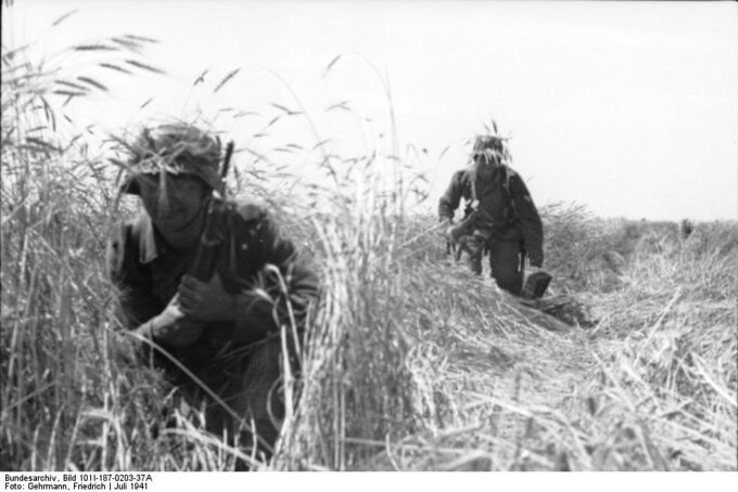 Dwaj niemieccy żołnierze w okolicy Lwowa. Lipiec, 1941 r.