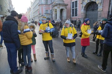 . Wolontariusze kwestują w Gdańsku na rzecz Hospicjum im. ks. Dutkiewicza i WOŚP, zgodnie z wolą rodziny zmarłego prezydenta Gdańska Pawła Adamowicza 