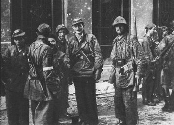 Powstanie Warszawskie. Żołnierze Batalionu &bdquo;Zośka&rdquo;. Okolice włazu kanałowego przy ul. Wareckiej