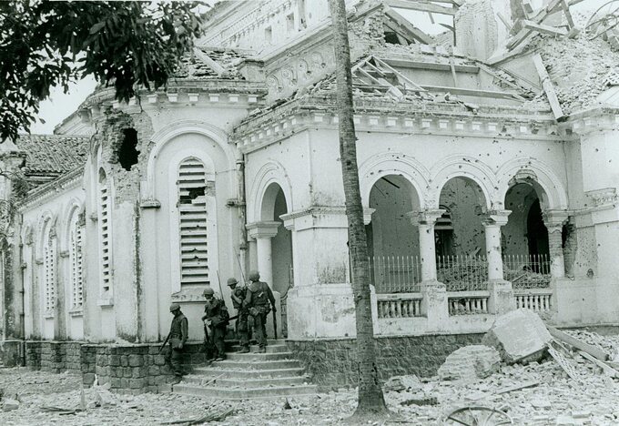 Amerykańscy marines w ruinach kościoła w Huế. Luty 1968 r.