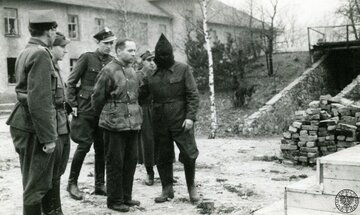 Rudolf H&ouml;&szlig; w&nbsp;drodze na&nbsp;szubienicę w&nbsp;obozie Auschwitz