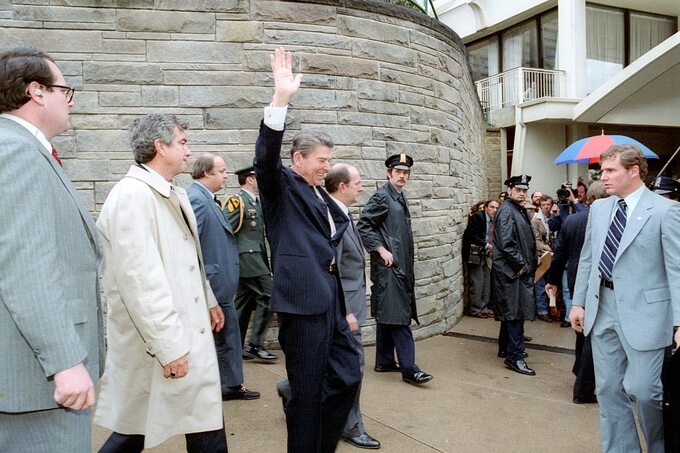 Ronald Reagan macha do reporterów. Zdjęcie wykonano kilka sekund przed tym, zanim prezydent został postrzelony przez zamachowca; 30.03.1981 rok