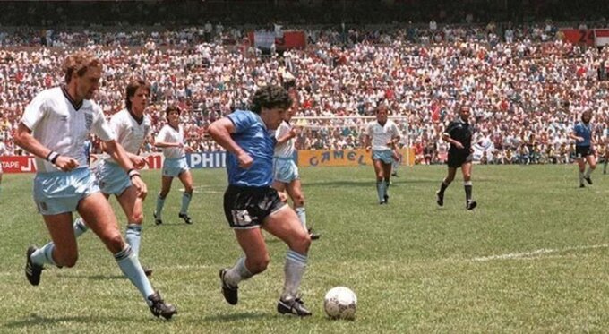 Diego Maradona podczas meczu z&nbsp;Anglią na&nbsp;Mundialu w&nbsp;1986 roku strzela gol nazwany "golem stulecia"