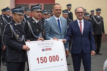 Fundacja LOTOS przekazała strażakom z&nbsp;Podkarpacia 150 tys. zł.