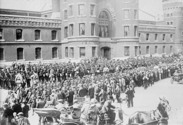 Kanadyjscy ochotnicy w&nbsp;Toronto w&nbsp;trakcie przemarszu do&nbsp;obozu szkoleniowego, 1914&nbsp;r.